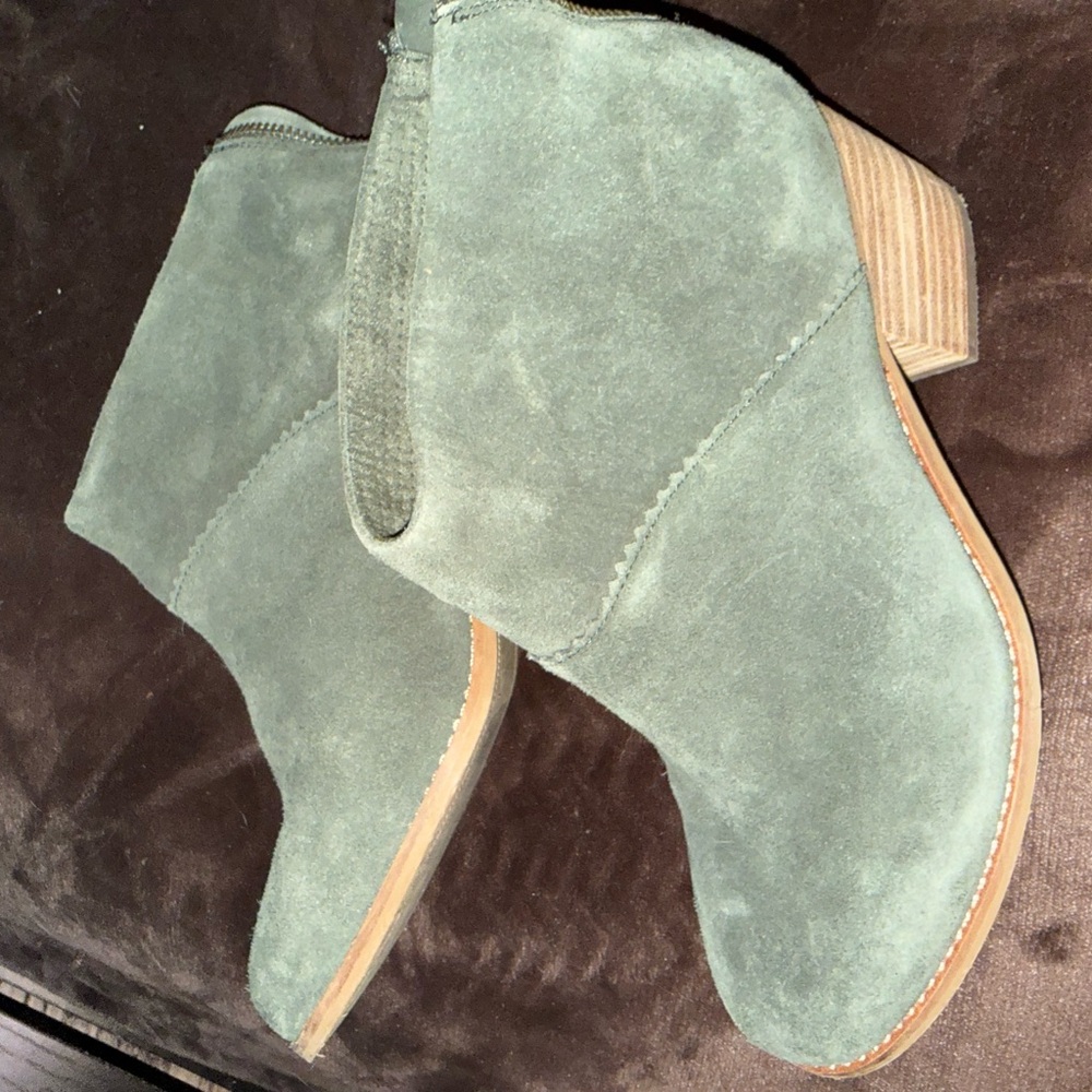 Tom’s green suede mini boot